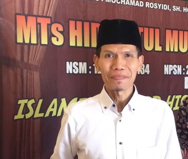 Kepala sekolah MTs Hidayatul Mubtadiin